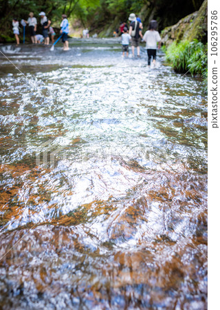 孩子們在溪邊玩耍 106295786