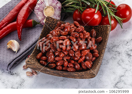 Red canned beans in the bowl 106295999
