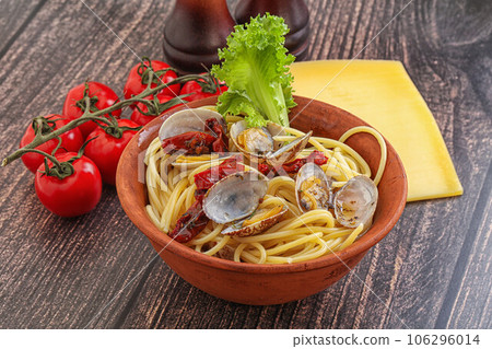 Pasta with vongole and tomato Pasta with vongole and tomato 106296014