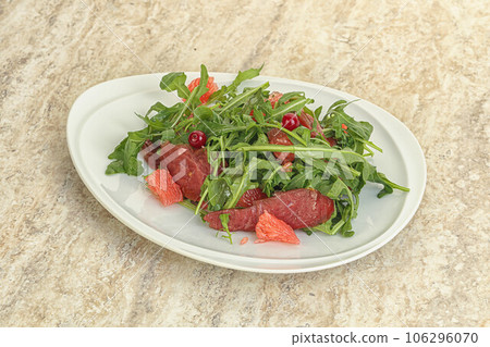 Duck salad with ruccola and grapefruit 106296070