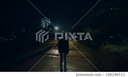 女性晚上獨自行走很危險 106296511