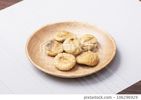 Dried figs served on a plate Dried fruit figs Health food image material 106296929