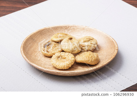 Dried figs served on a plate Dried fruit figs Health food image material 106296930