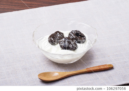 Dried prunes on yogurt Dried fruit prunes and yogurt Health food image material 106297056