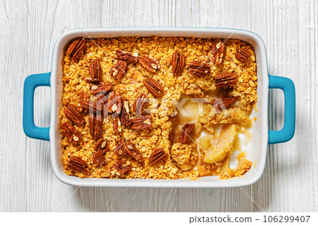 classic apple crisp with oats and pecan nuts 106299407