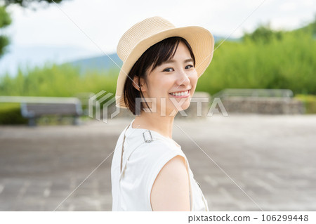 A woman trying to hold hands A woman traveling A woman traveling A woman going on a holiday 106299448
