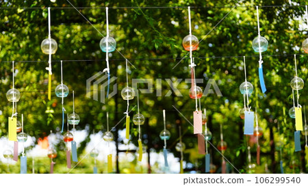 風鈴和隨風搖曳的紙條,營造出一種清爽的感覺。 風鈴和隨風搖曳的紙條,營造出一種清爽的感覺。 106299540