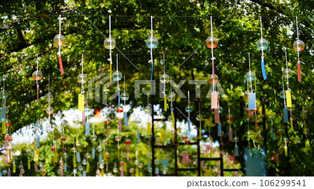 風鈴和隨風搖曳的紙條，營造出一種清爽的感覺。 106299541