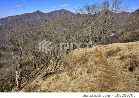 從丹澤鍋割山路看到的西丹澤山脈 106299703