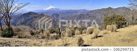 從丹澤鍋割山山頂看到的富士山和西丹澤全景 從丹澤鍋割山山頂看到的富士山和西丹澤全景 106299715