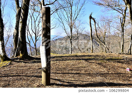 位於梅山山頂的丹澤檜木嶽山脊 106299804