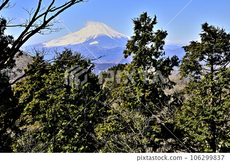 從丹澤鍋割山眺望冬天的富士山 從丹澤鍋割山眺望冬天的富士山 106299837