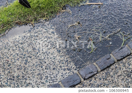 高壓清洗機清潔入口處的礫石填充混凝土通道 一般清潔 106300945