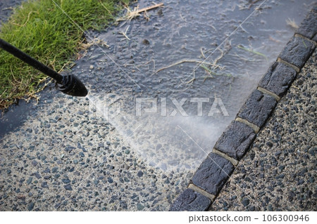 高壓清洗機清潔入口處的礫石填充混凝土通道 一般清潔 106300946