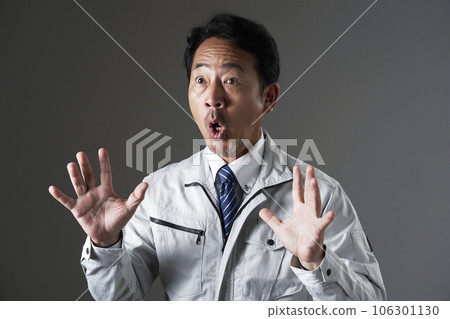 驚訝的中年工人黑色背景 106301130