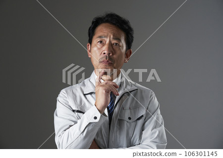 思考中年工人黑色背景 106301145