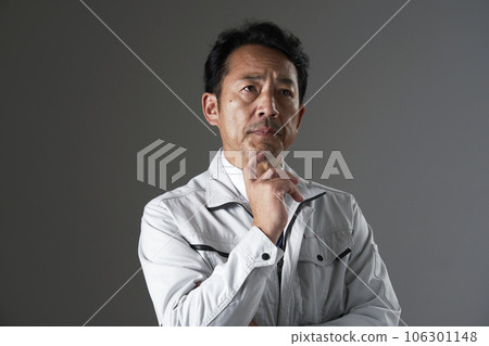 思考中年工人黑色背景 106301148