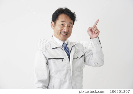 指向右邊的中年工人 白色背景 106301207