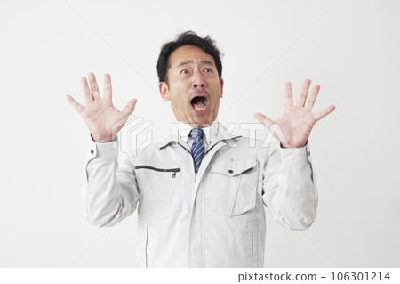驚訝的中年工人白色背景 106301214