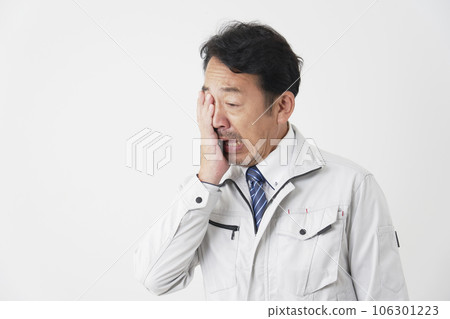 哭泣的中年工人白色背景 106301223