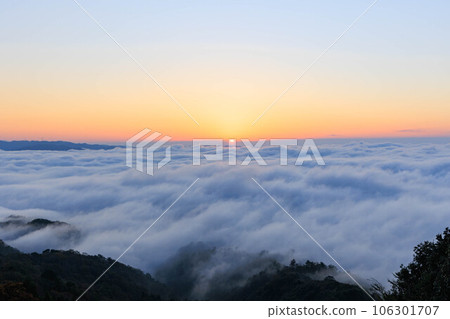 Sea of clouds seen from Mt. Onade ”Sayo Town, Hyogo Prefecture” Sea of clouds seen from Mt. Onade ”Sayo Town, Hyogo Prefecture” 106301707