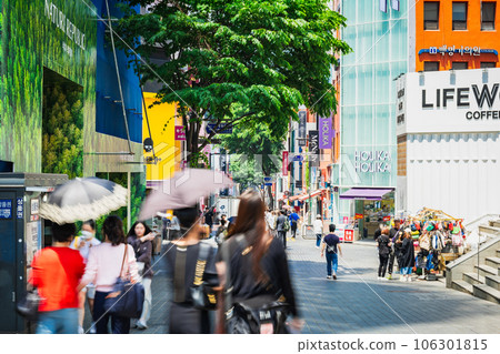 Myeong-dong, Seoul *partially soft focus Myeong-dong, Seoul *partially soft focus 106301815