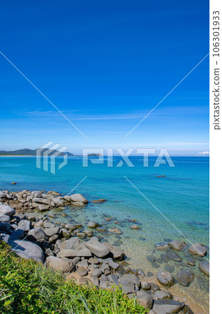 從海岸看到藍色的大海和天空 從海岸看到藍色的大海和天空 106301933