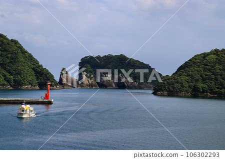 A scenic natural harbor surrounded by the Noroshi Peninsula... Nachikatsuura Port 106302293