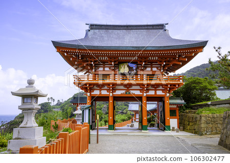 Udo Shrine, a rare shrine with a main shrine in a rocky cave, beautiful tower gate (Nichinan City, Miyazaki Prefecture) 106302477