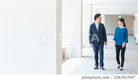 走在辦公室過道上的商務人士 走在辦公室過道上的商務人士 106302507