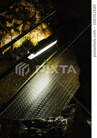 黑暗隧道中的腳手架/通道 黑暗隧道中的腳手架/通道 106302680