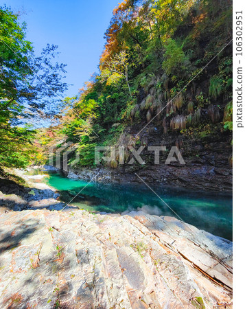 Fall of God in autumn 106302951