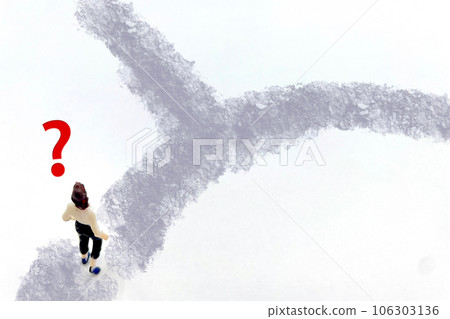 一個迷失在未來道路、十字路口和選擇中的女人 106303136