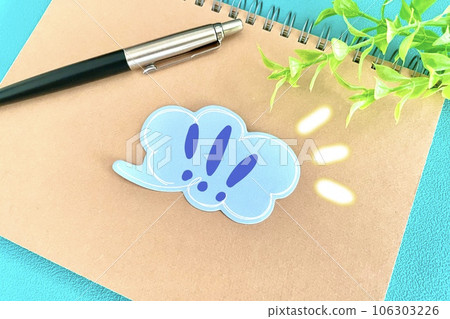 桌子上的檢查點和感嘆號 106303226