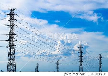 夏日午後天空中的輸電塔和積雨雲 高飽和度對比度 夏日午後天空中的輸電塔和積雨雲 高飽和度對比度 106303301