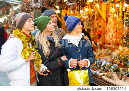 Family at christmas fair 106303634