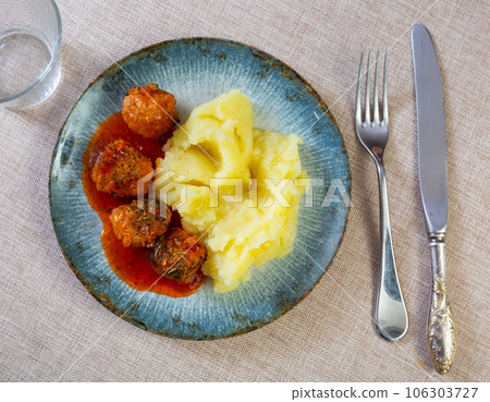 Meatballs with mashed potatoes beautifully served with some gravy 106303727