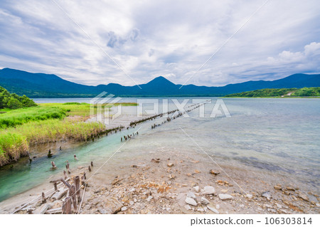(青森縣)夏季從恐山和烏盛山湖流淌的三洲川 (青森縣)夏季從恐山和烏盛山湖流淌的三洲川 106303814