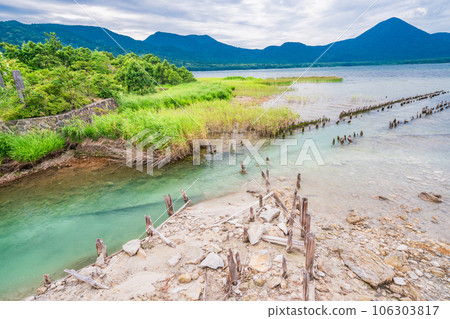(青森縣)夏季從恐山和烏盛山湖流淌的三洲川 (青森縣)夏季從恐山和烏盛山湖流淌的三洲川 106303817