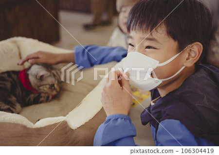 Elementary school students who are happy to stroke a cat due to corona misfortune 106304419