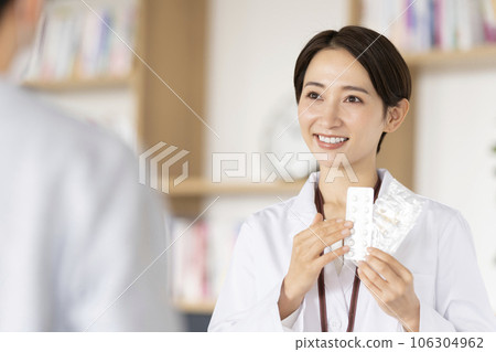 Pharmacist explaining how to take medicine 106304962