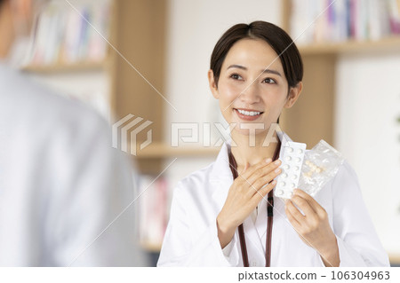 解釋如何吃藥的藥劑師 106304963