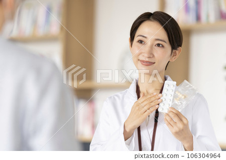 Pharmacist explaining how to take medicine Pharmacist explaining how to take medicine 106304964
