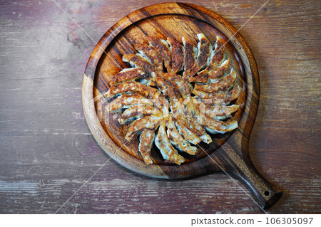 large amount of gyoza large amount of gyoza 106305097