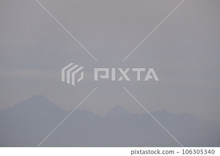 夏末早晨的山脈 藍色的山脈輪廓漂浮在微雲的天空中 曝光較少 106305340