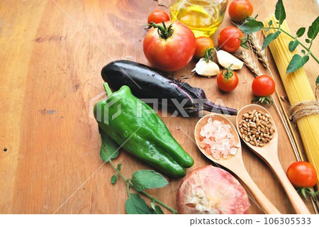 色彩繽紛的蔬菜和麵食 106305533