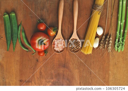 色彩繽紛的蔬菜和麵食 色彩繽紛的蔬菜和麵食 106305724