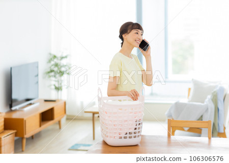 女人洗衣房手機客廳 106306576