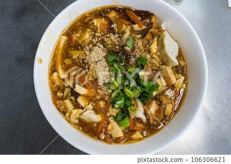 Dumplings in sour and spicy soup 106306621