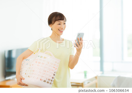 女人洗衣房手機客廳 106306634